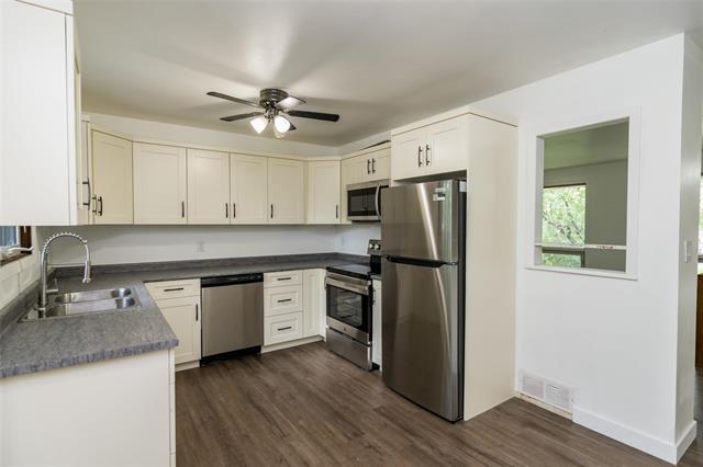 222 Poplar Ave, Winnipeg, MB - Indoor Photo Showing Kitchen With Double Sink