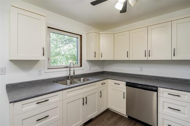 222 Poplar Ave, Winnipeg, MB - Indoor Photo Showing Kitchen With Double Sink