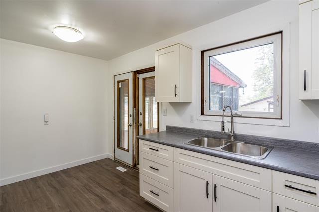 222 Poplar Ave, Winnipeg, MB - Indoor Photo Showing Kitchen With Double Sink