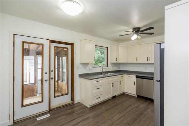 222 Poplar Ave, Winnipeg, MB - Indoor Photo Showing Kitchen With Double Sink