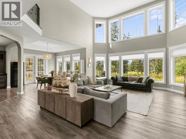112 Alusru Way, Whitehorse, YT - Indoor Photo Showing Living Room