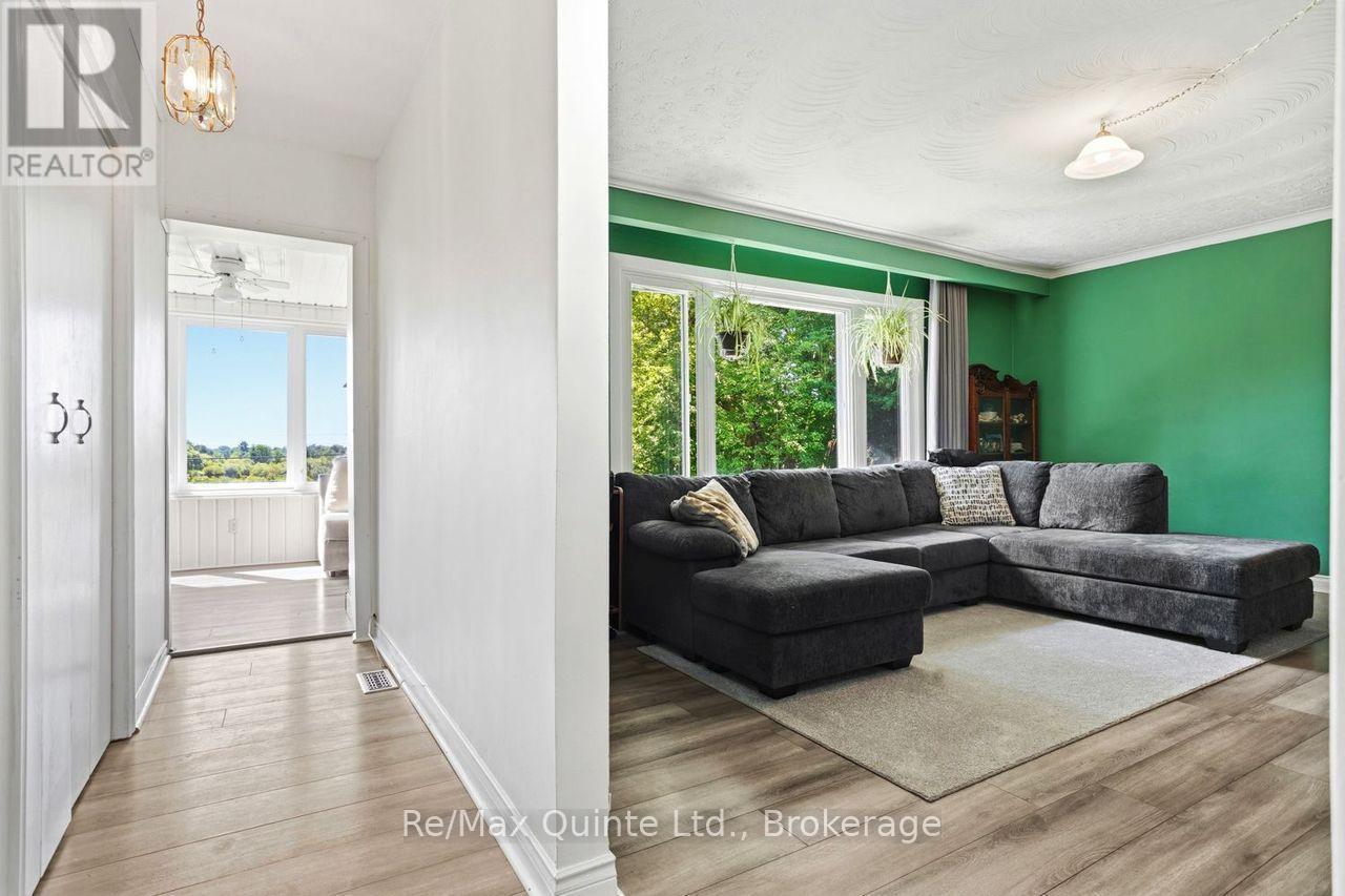 15150 County Rd 2, Brighton, ON - Indoor Photo Showing Living Room