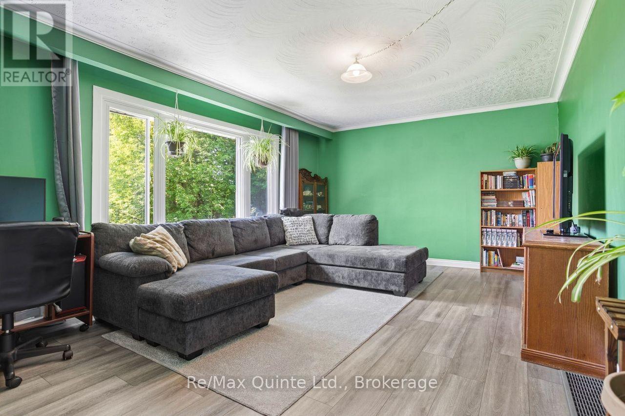 15150 County Rd 2, Brighton, ON - Indoor Photo Showing Living Room