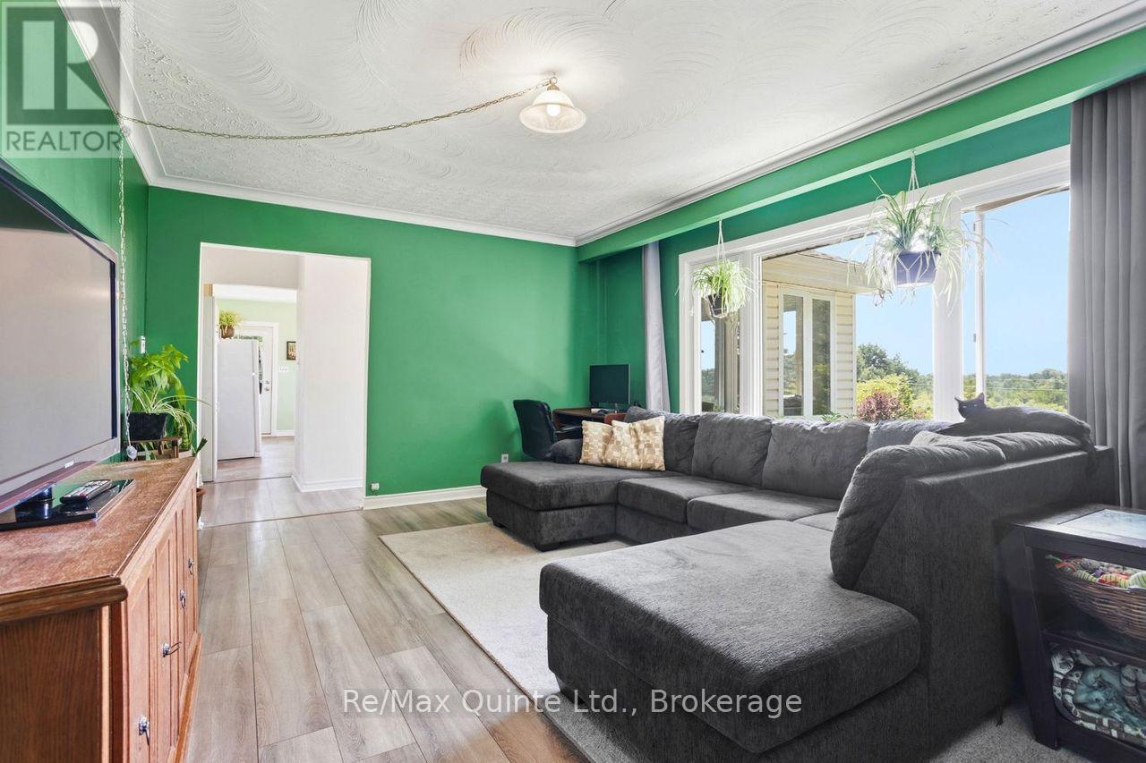 15150 County Rd 2, Brighton, ON - Indoor Photo Showing Living Room