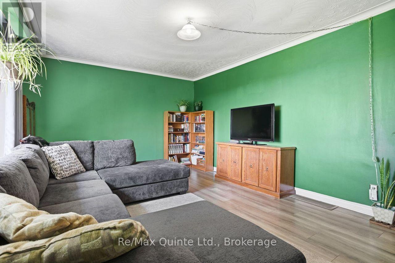 15150 County Rd 2, Brighton, ON - Indoor Photo Showing Living Room