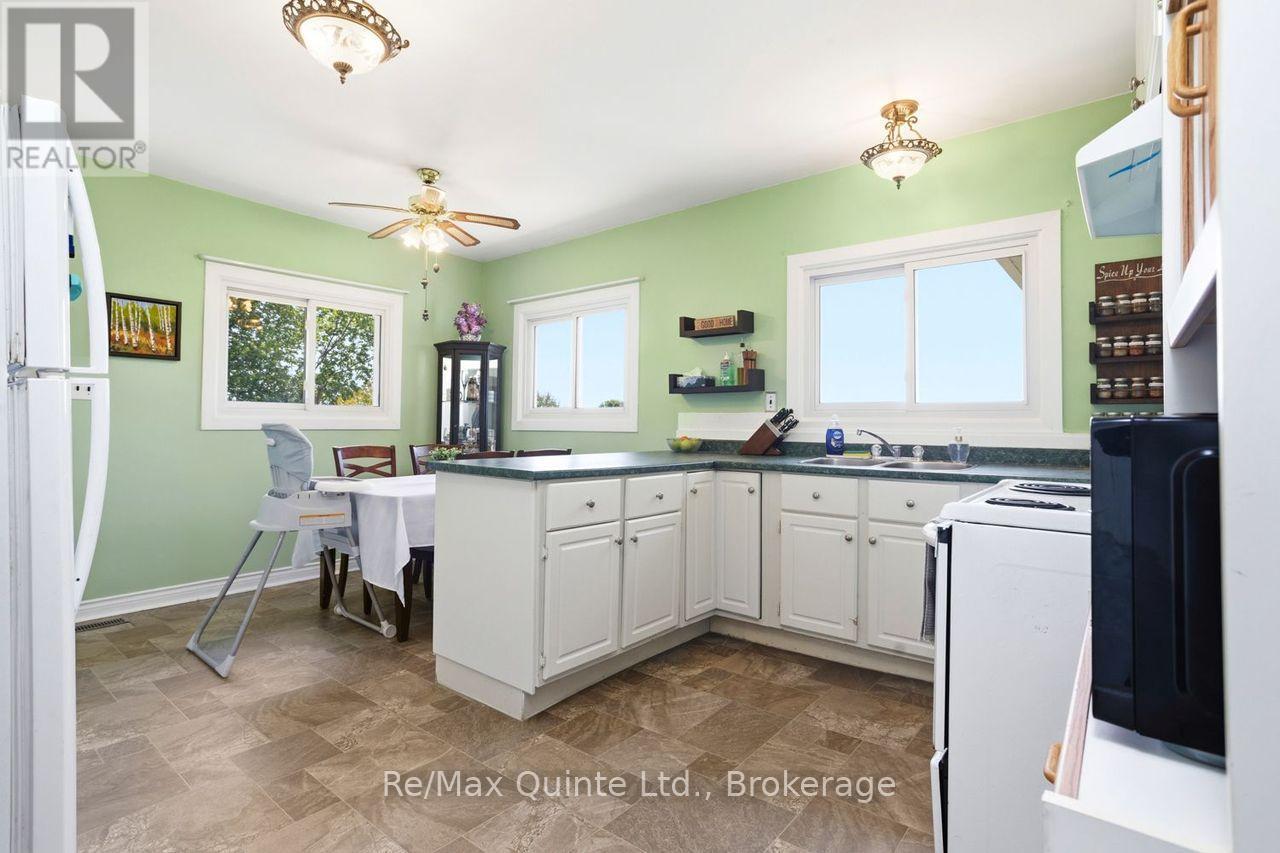 15150 County Rd 2, Brighton, ON - Indoor Photo Showing Kitchen With Double Sink