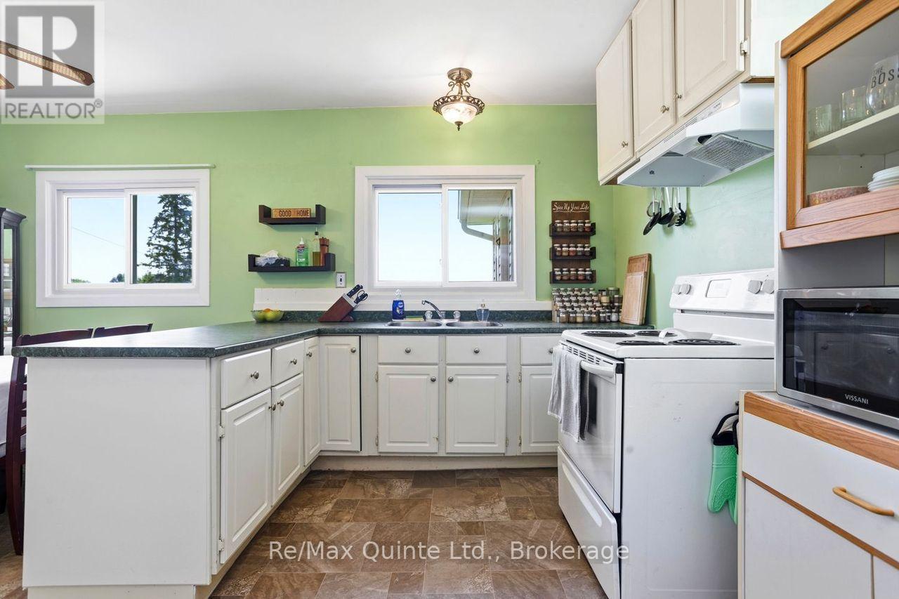 15150 County Rd 2, Brighton, ON - Indoor Photo Showing Kitchen With Double Sink