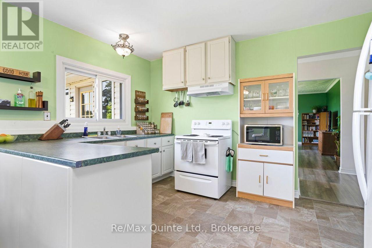 15150 County Rd 2, Brighton, ON - Indoor Photo Showing Kitchen With Double Sink