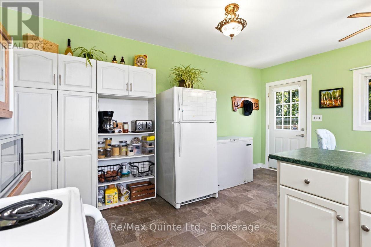 15150 County Rd 2, Brighton, ON - Indoor Photo Showing Kitchen