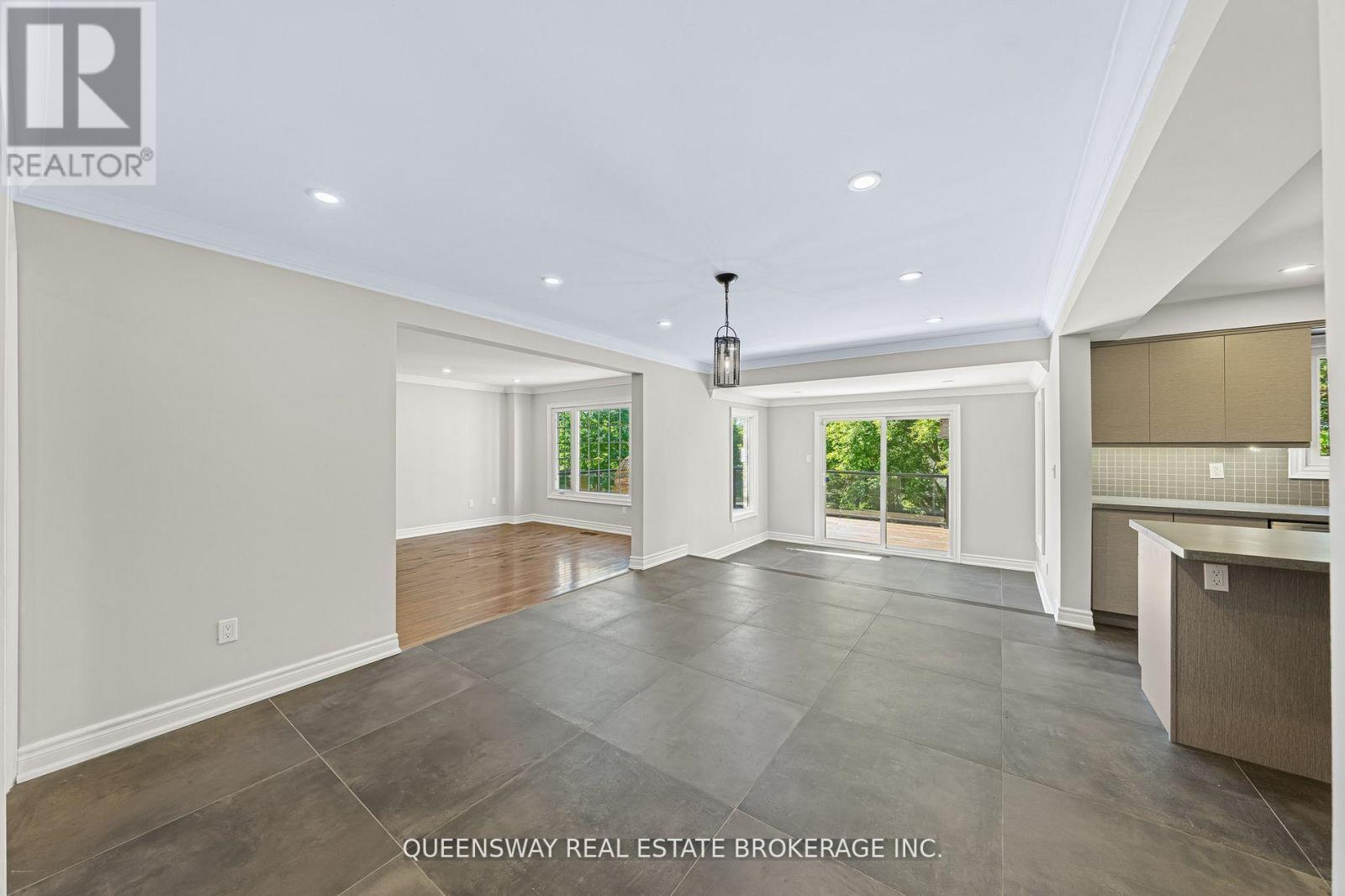619 Culler Mews, Newmarket, ON - Indoor Photo Showing Kitchen