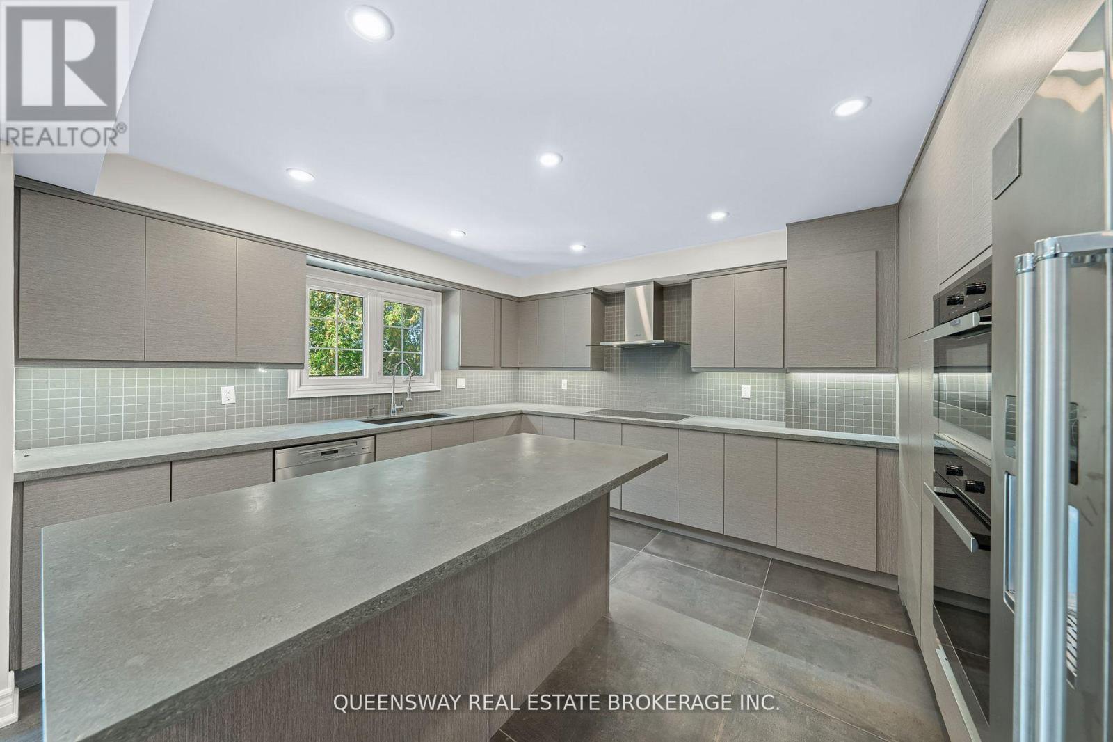 619 Culler Mews, Newmarket, ON - Indoor Photo Showing Kitchen With Upgraded Kitchen