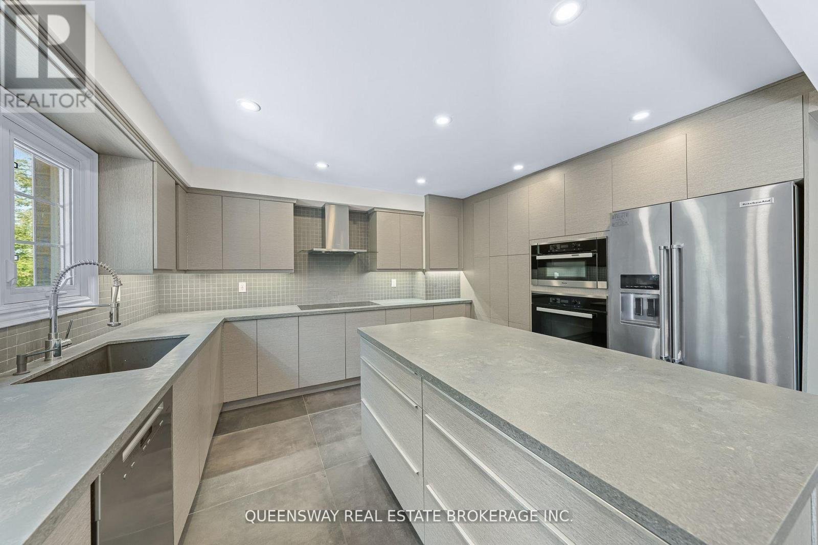 619 Culler Mews, Newmarket, ON - Indoor Photo Showing Kitchen With Upgraded Kitchen