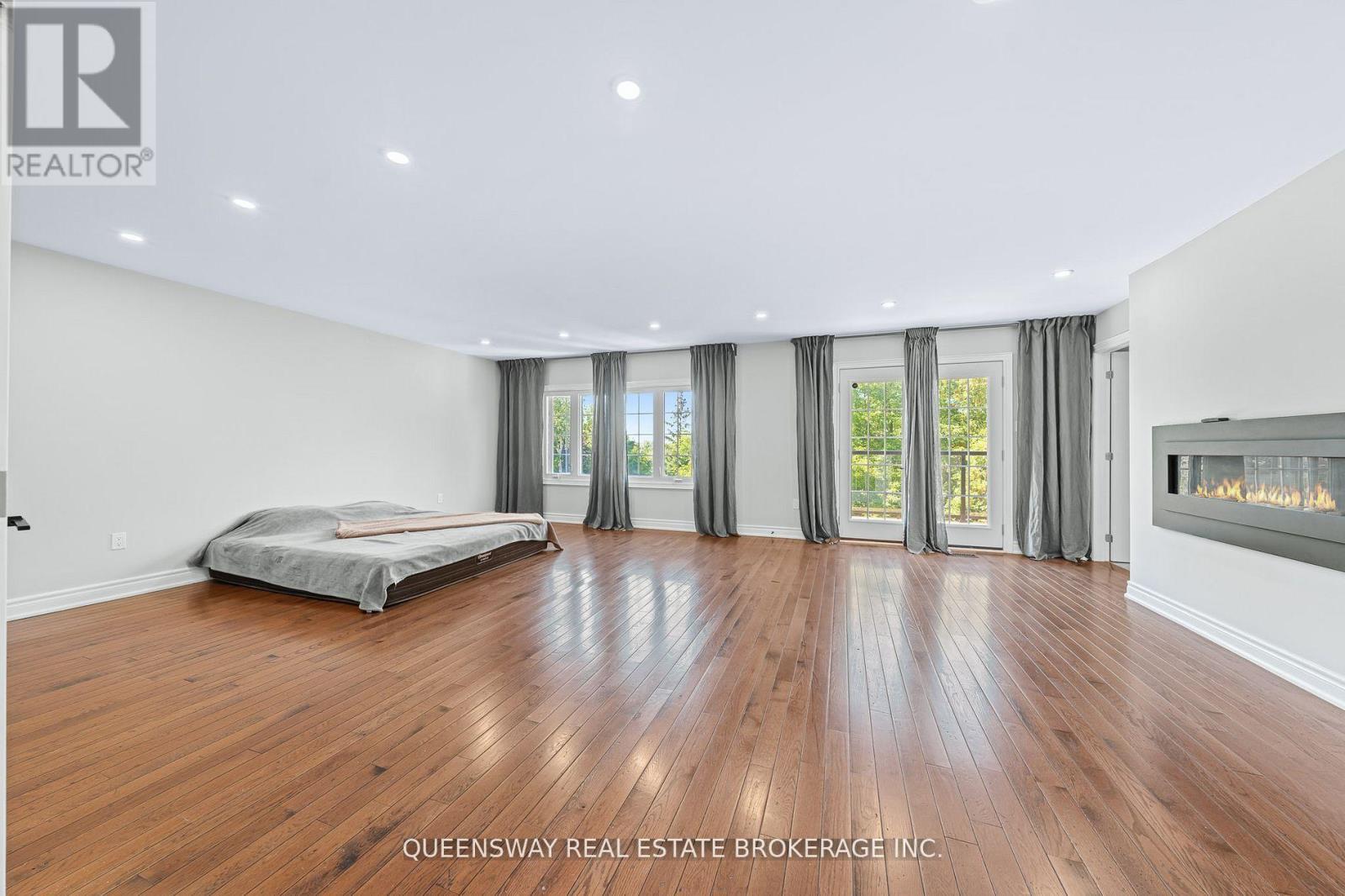 619 Culler Mews, Newmarket, ON - Indoor With Fireplace