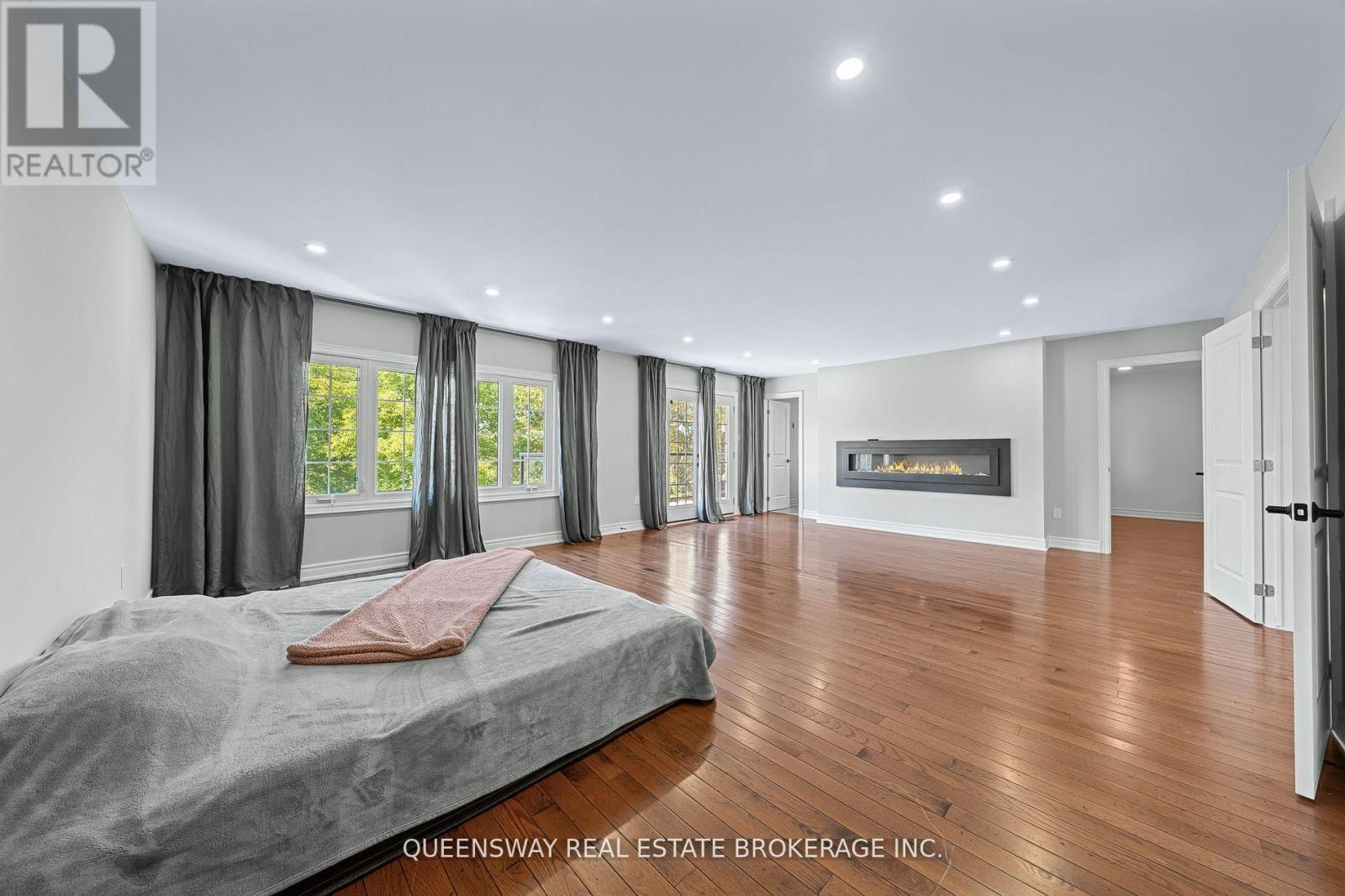 619 Culler Mews, Newmarket, ON - Indoor Photo Showing Bedroom With Fireplace