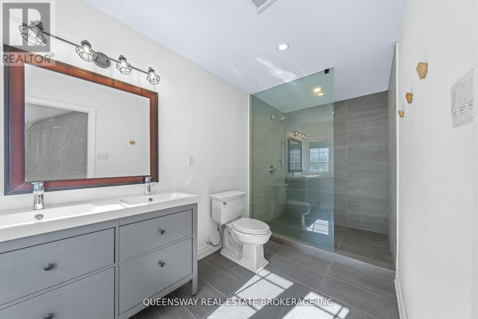 619 Culler Mews, Newmarket, ON - Indoor Photo Showing Bathroom