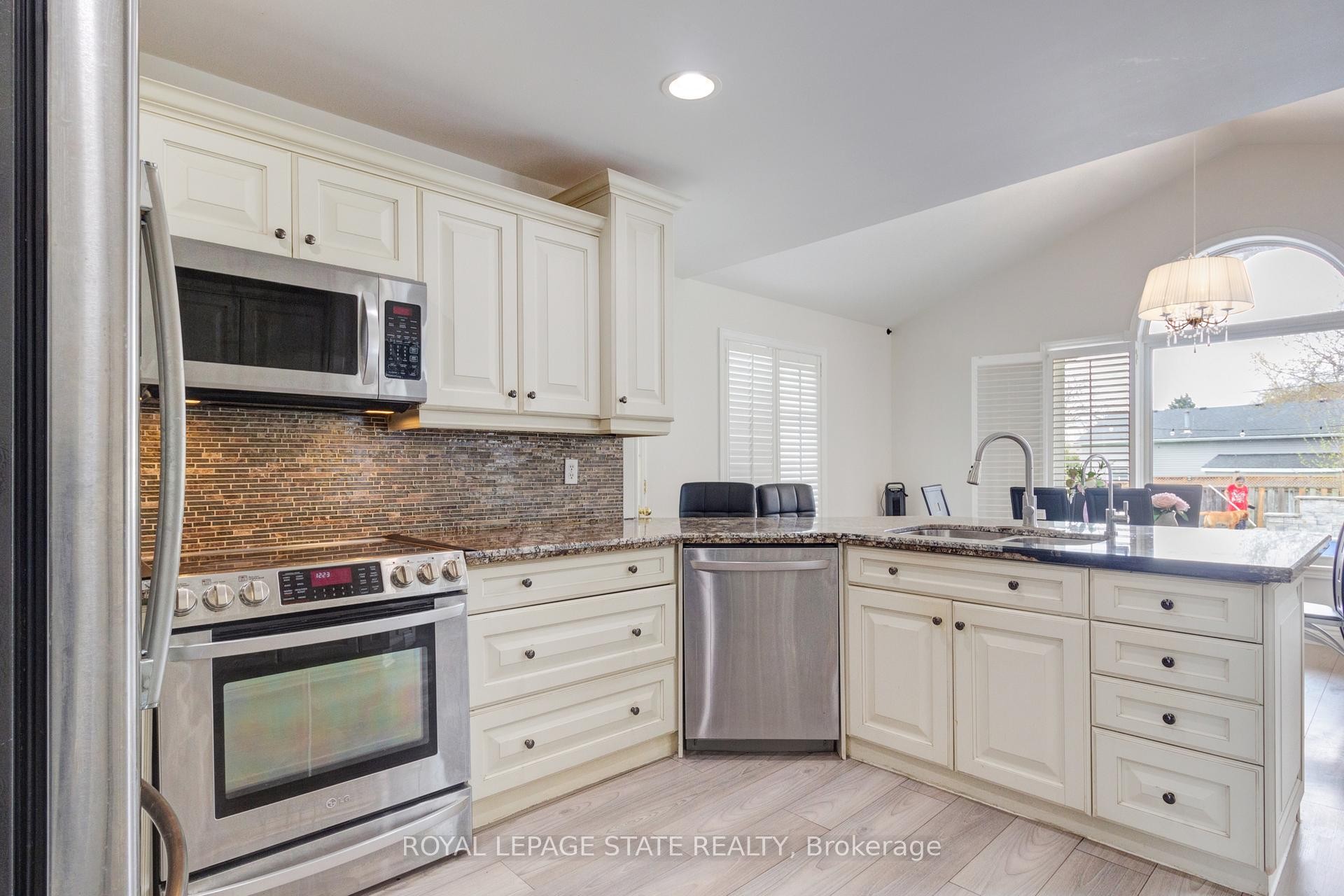86 Margaret Avenue, Hamilton, ON - Indoor Photo Showing Kitchen With Upgraded Kitchen