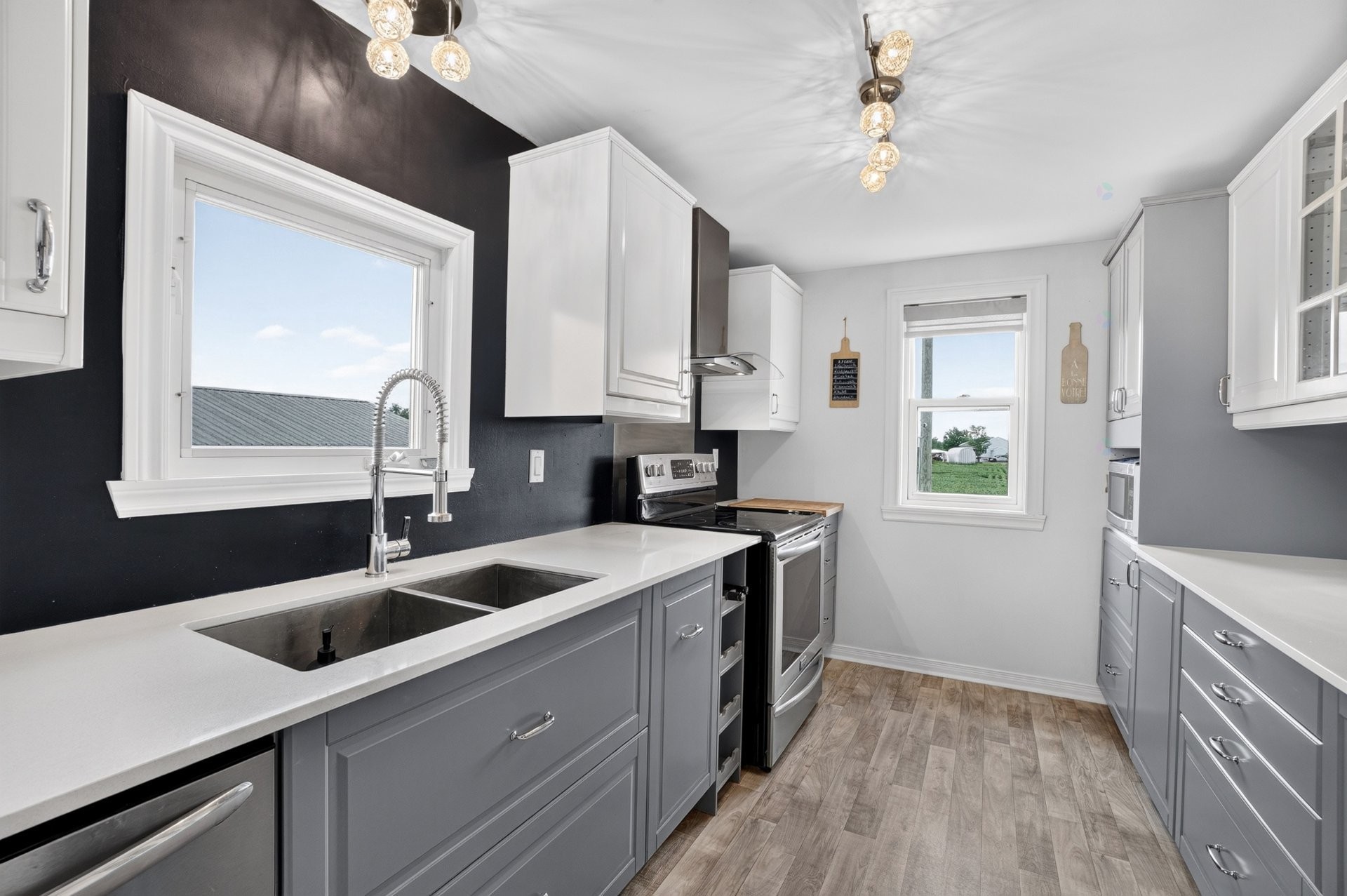 Cuisine - 801 9E Avenue, Saint-Lin/Laurentides, QC - Indoor Photo Showing Kitchen With Double Sink