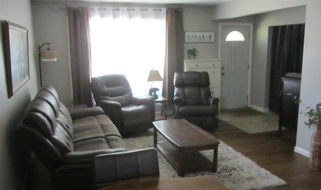 453 Rita St, Winnipeg, MB - Indoor Photo Showing Living Room