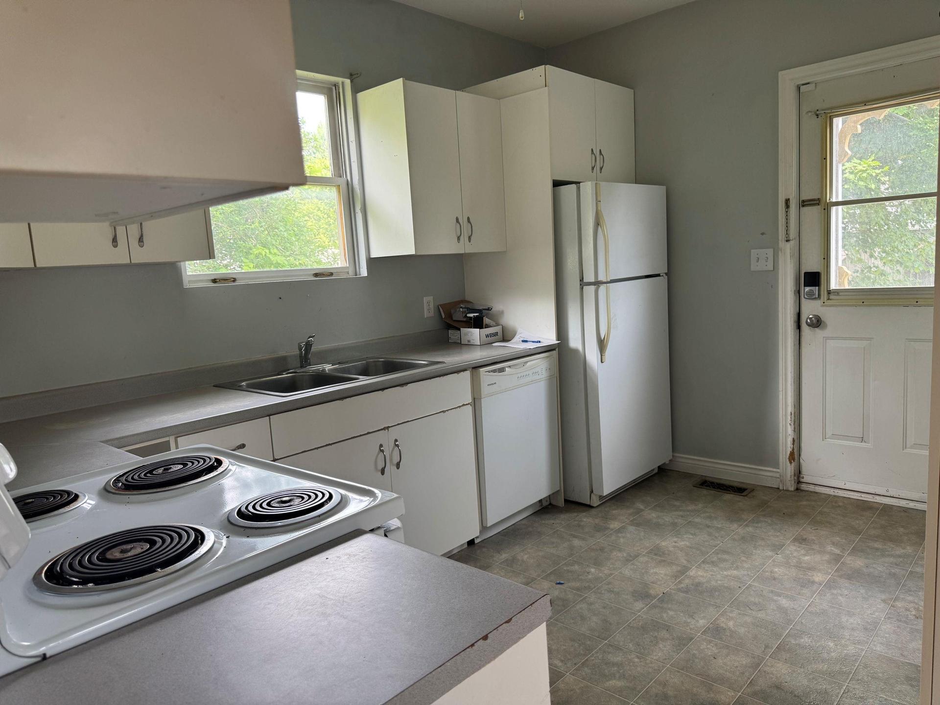 328 South Drive, Summerside, PE - Indoor Photo Showing Kitchen With Double Sink