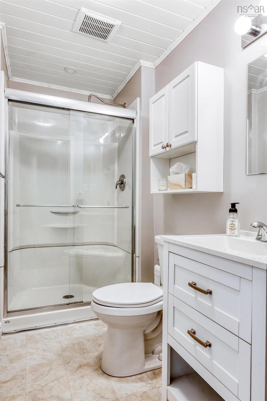 20 Pine Street, Bridgewater, NS - Indoor Photo Showing Bathroom