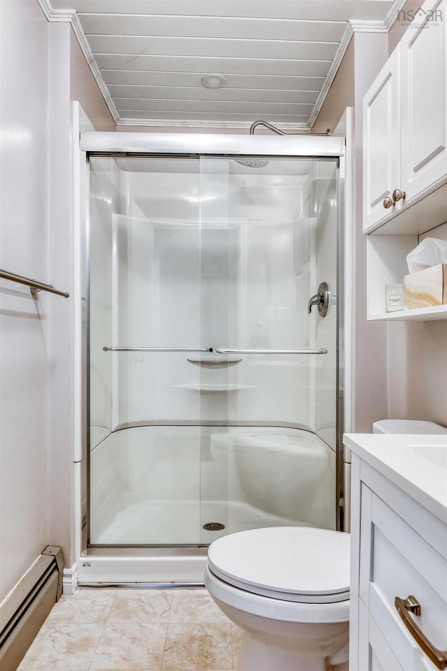 20 Pine Street, Bridgewater, NS - Indoor Photo Showing Bathroom