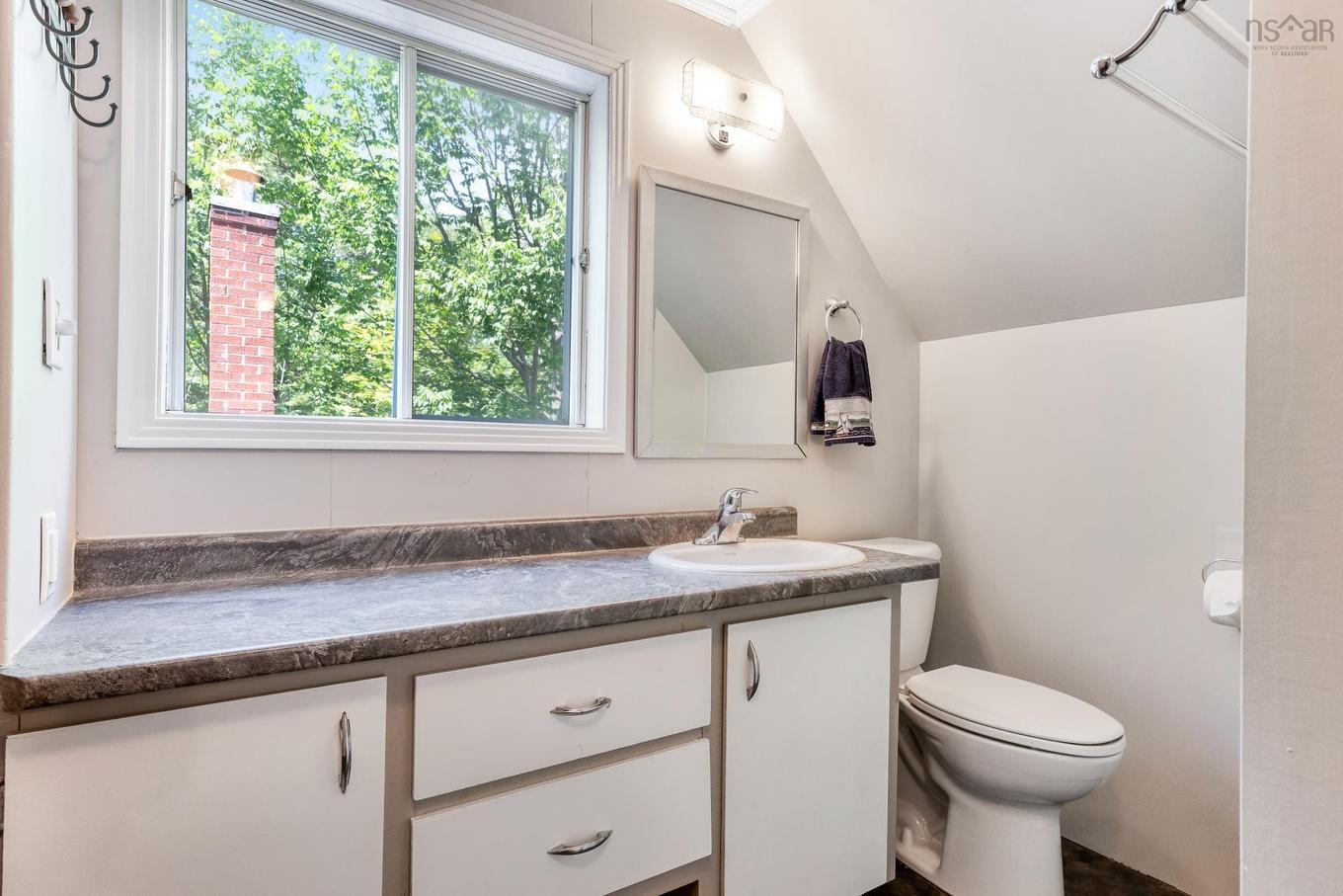 20 Pine Street, Bridgewater, NS - Indoor Photo Showing Bathroom