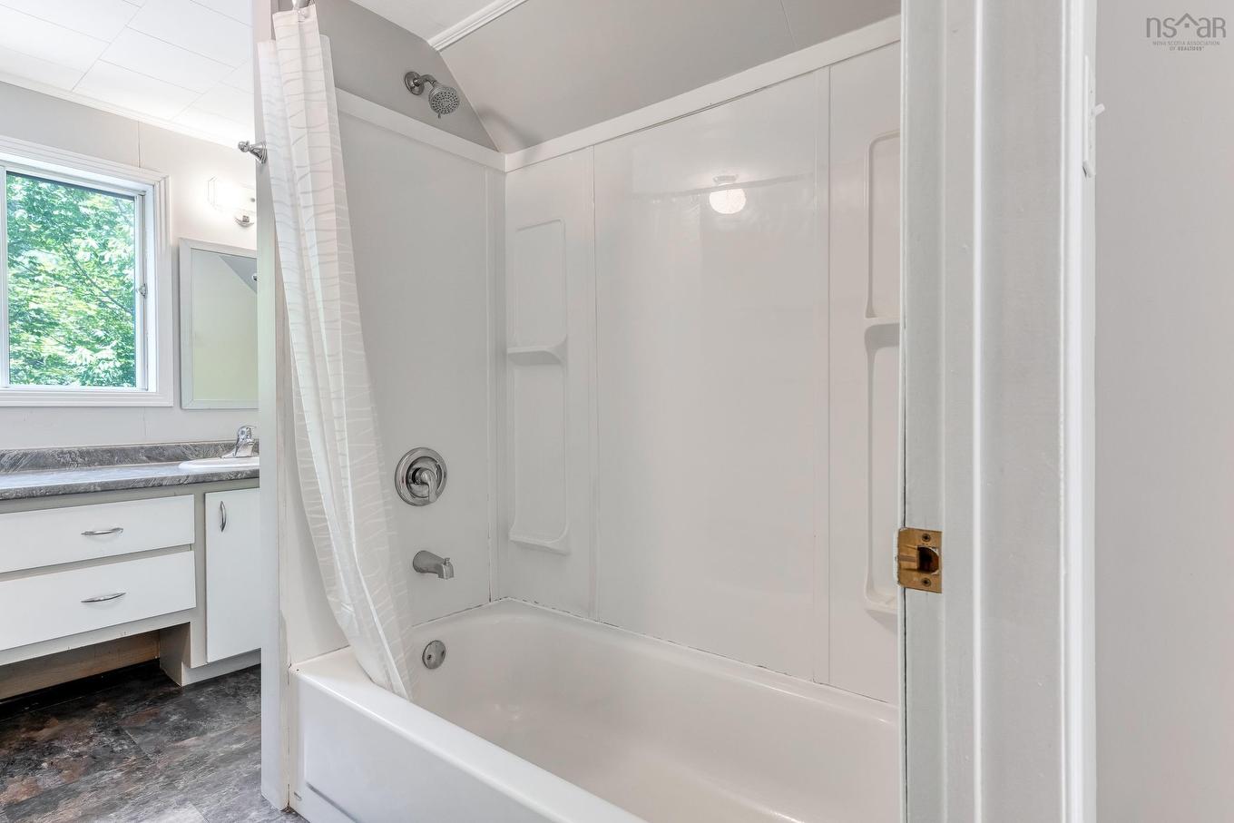 20 Pine Street, Bridgewater, NS - Indoor Photo Showing Bathroom