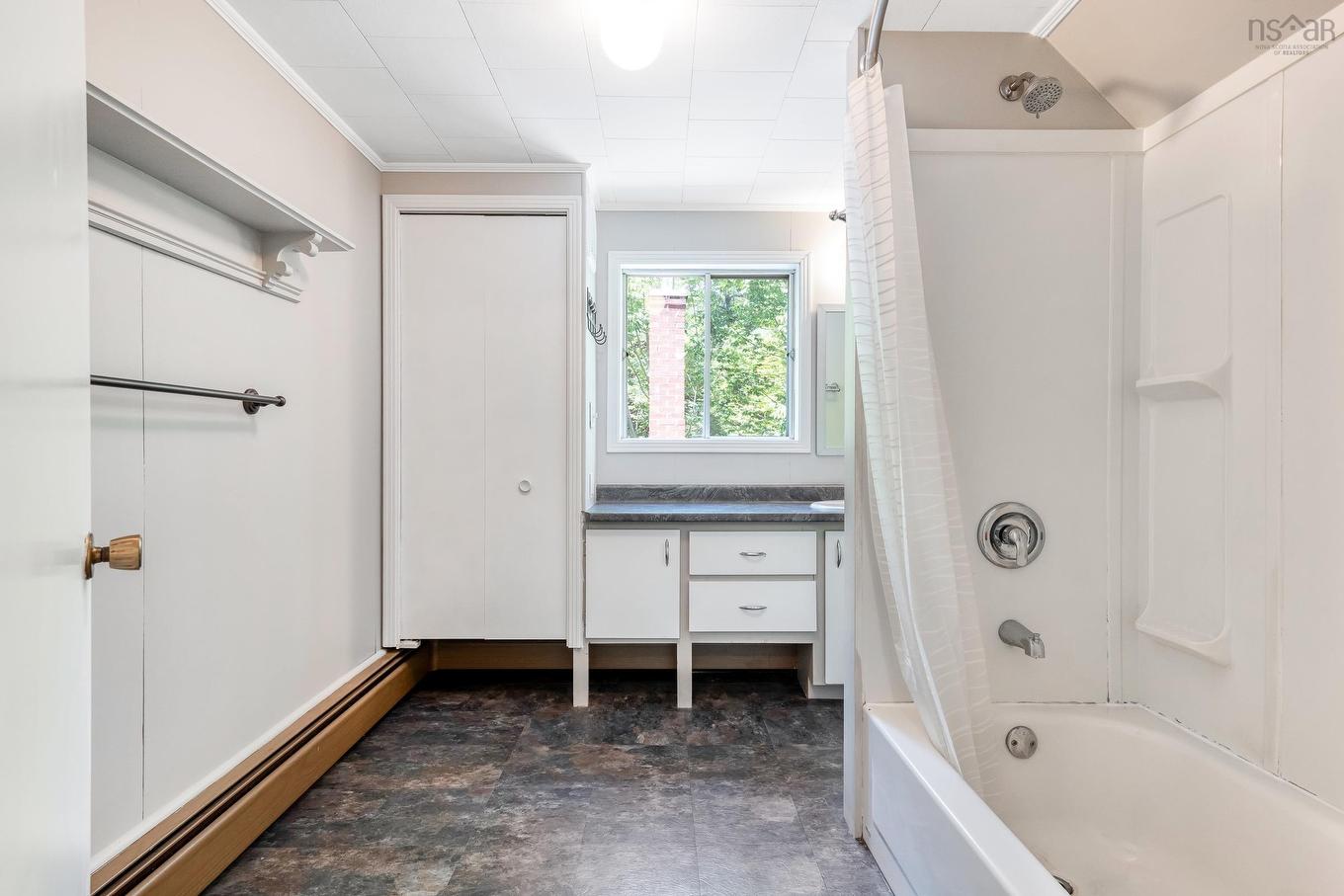 20 Pine Street, Bridgewater, NS - Indoor Photo Showing Bathroom