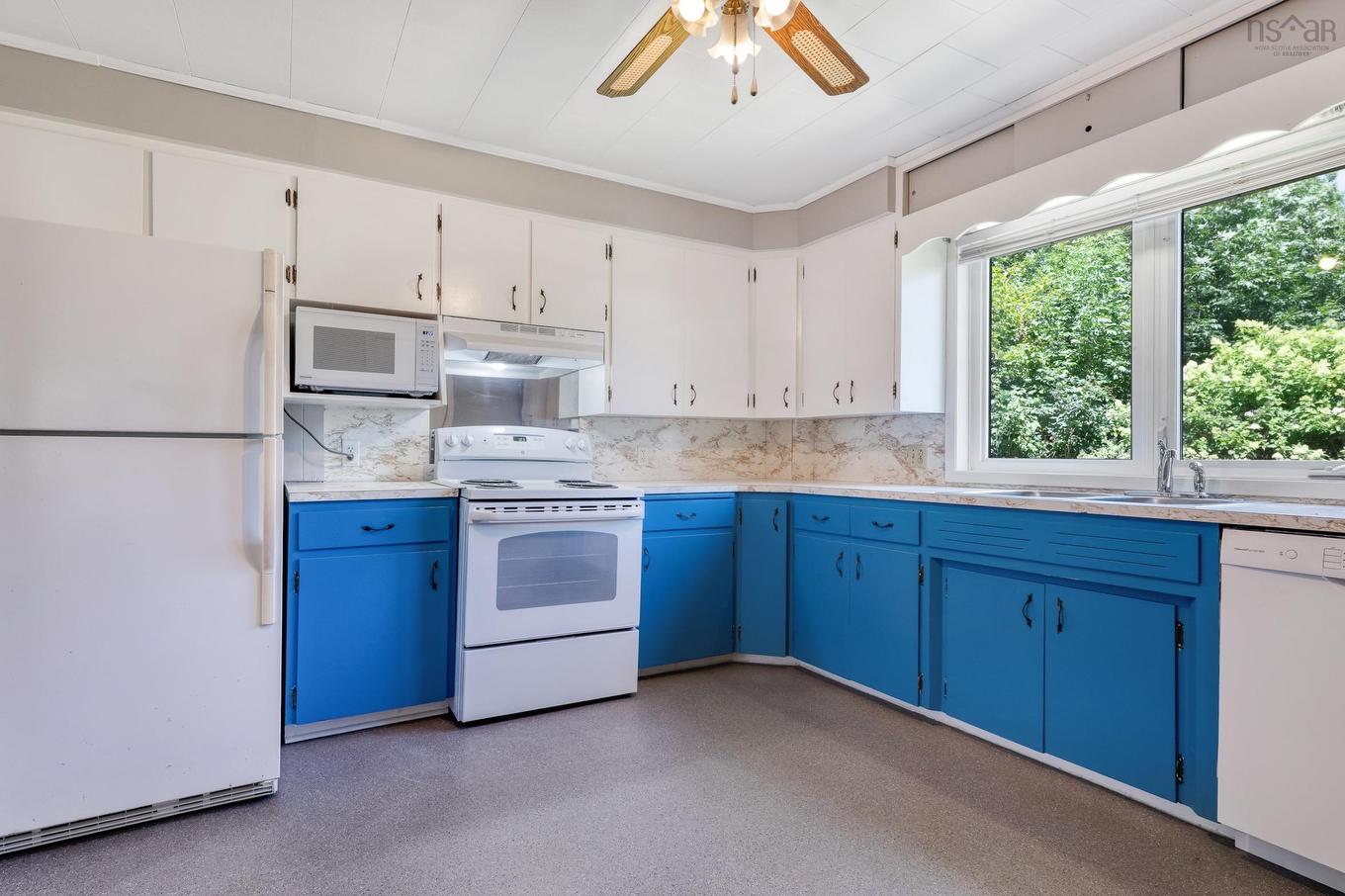20 Pine Street, Bridgewater, NS - Indoor Photo Showing Kitchen