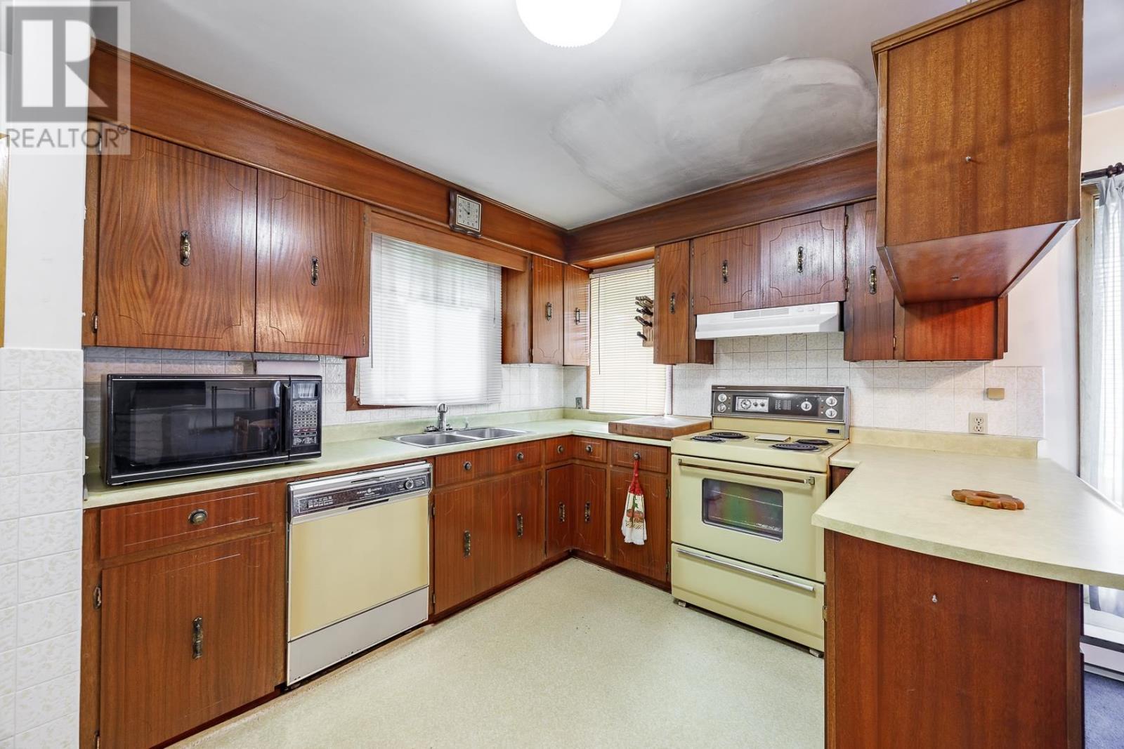 1088 Third Line E, Sault Ste. Marie, ON - Indoor Photo Showing Kitchen With Double Sink