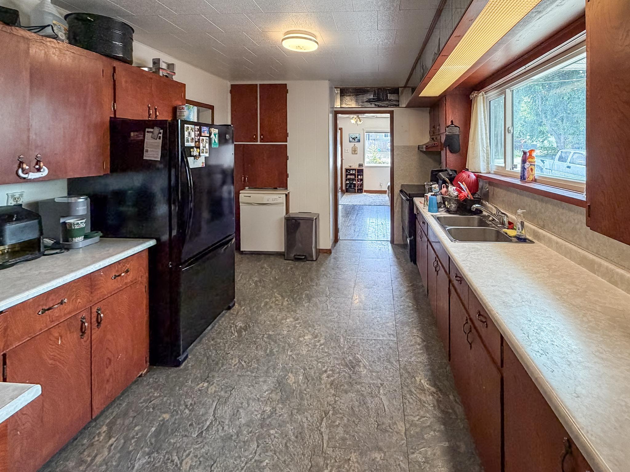 87 Little Van Horne Street, Cranbrook, BC - Indoor Photo Showing Kitchen With Double Sink