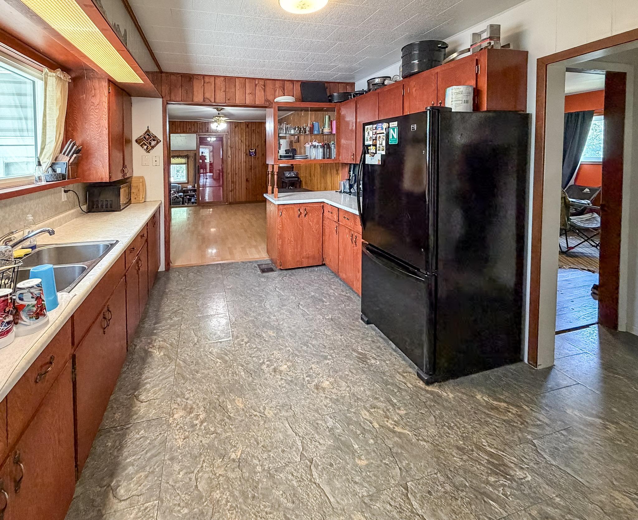 87 Little Van Horne Street, Cranbrook, BC - Indoor Photo Showing Kitchen With Double Sink