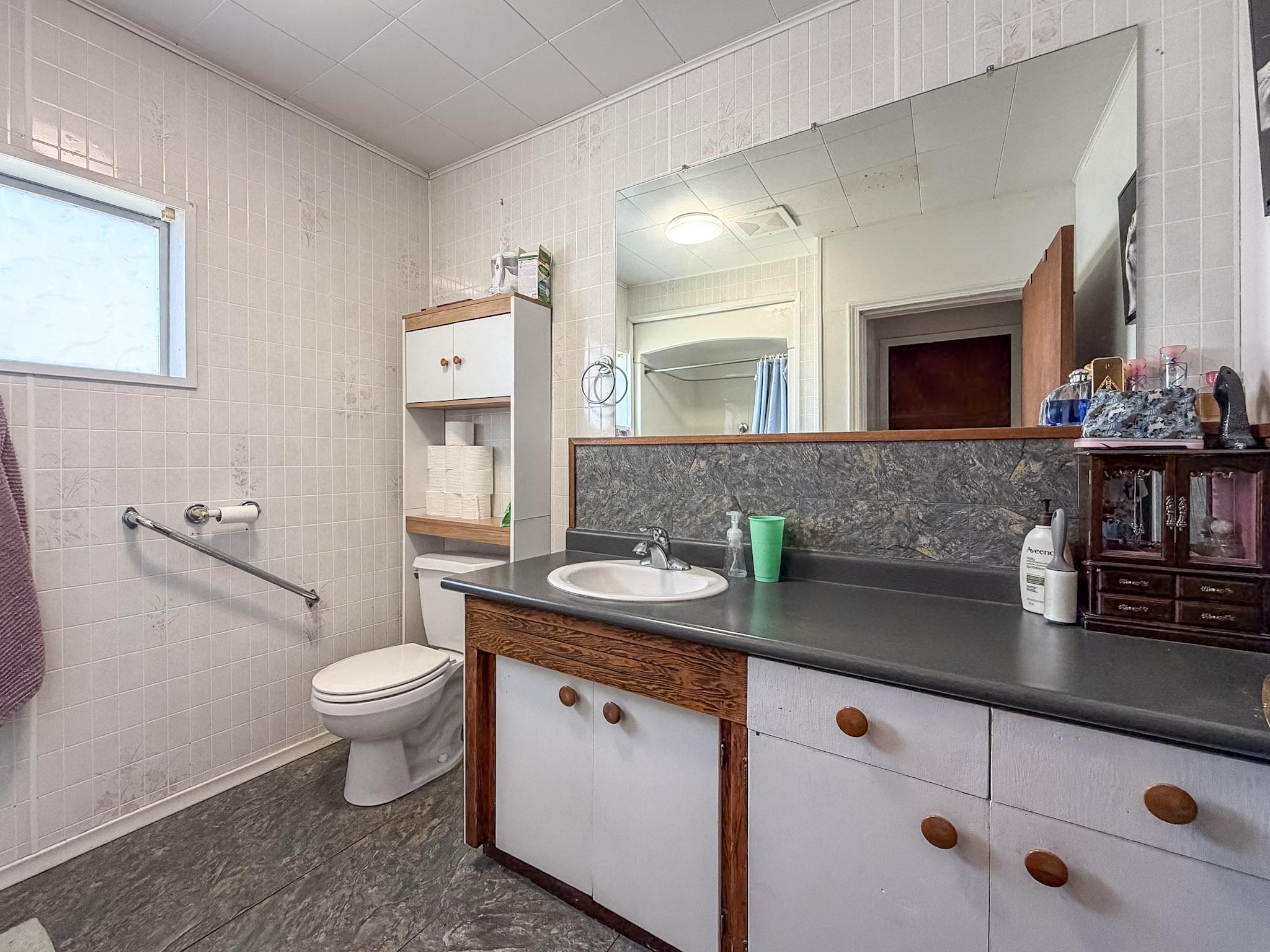 87 Little Van Horne Street, Cranbrook, BC - Indoor Photo Showing Bathroom