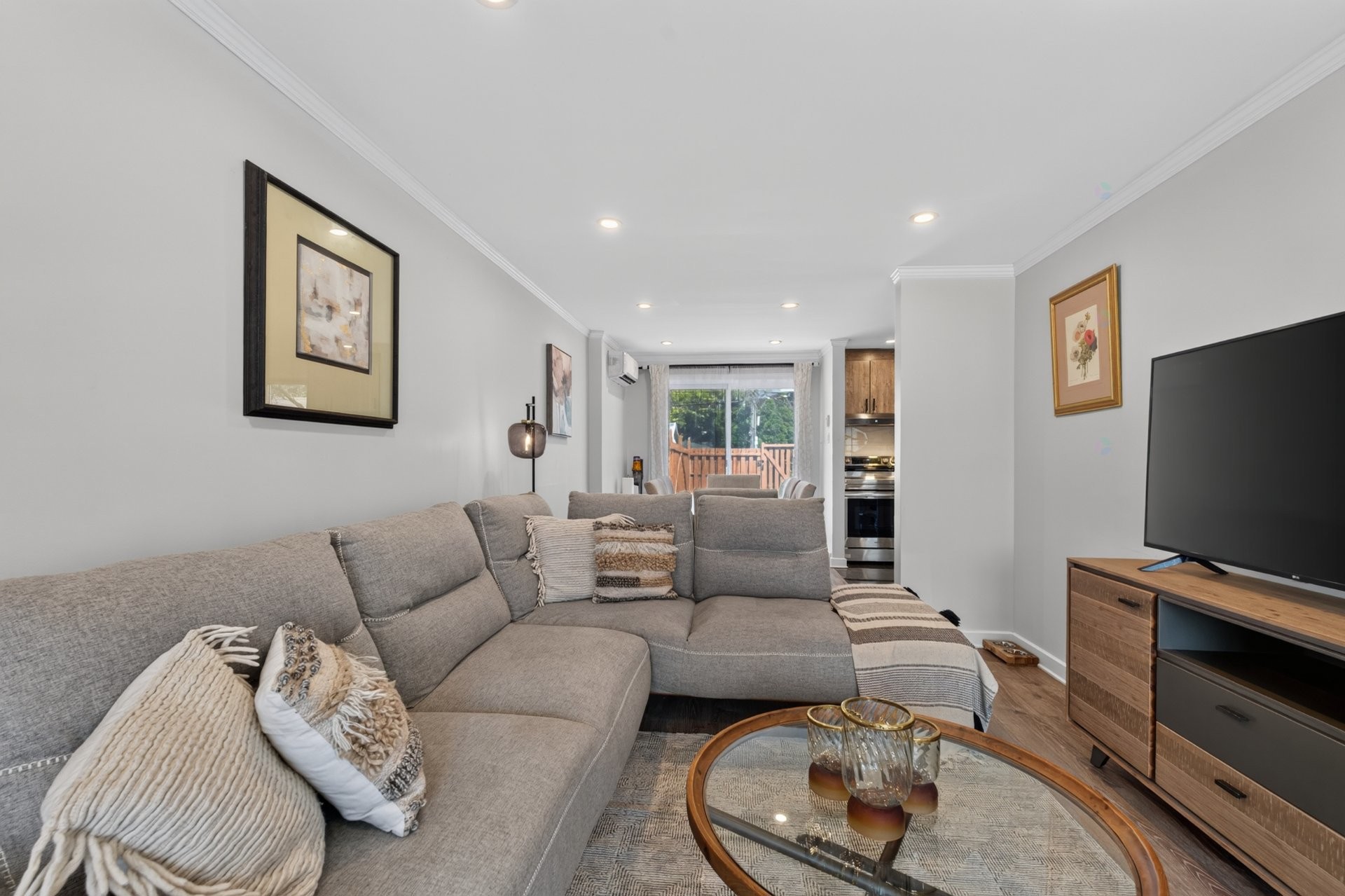 Living Room - 5769 Boul. Marie-Victorin, Brossard, QC - Indoor Photo Showing Living Room