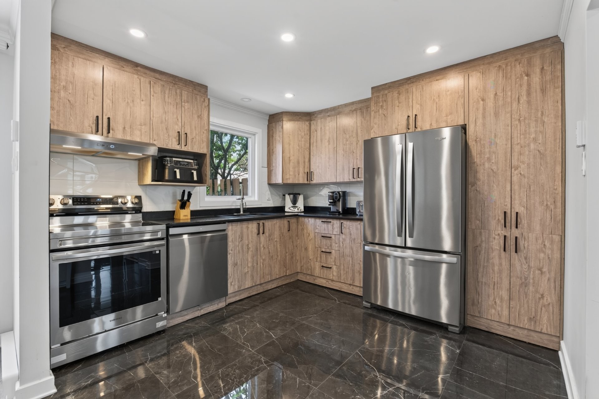 Kitchen - 5769 Boul. Marie-Victorin, Brossard, QC - Indoor Photo Showing Kitchen