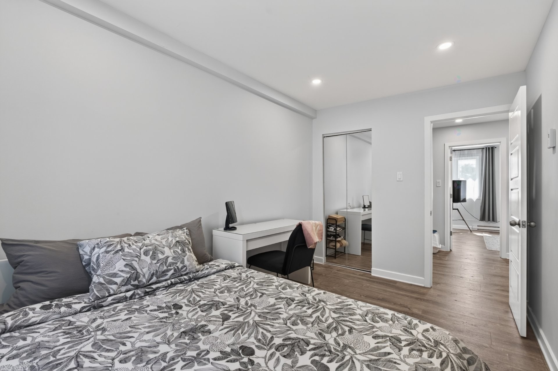 Bedroom - 5769 Boul. Marie-Victorin, Brossard, QC - Indoor Photo Showing Bedroom