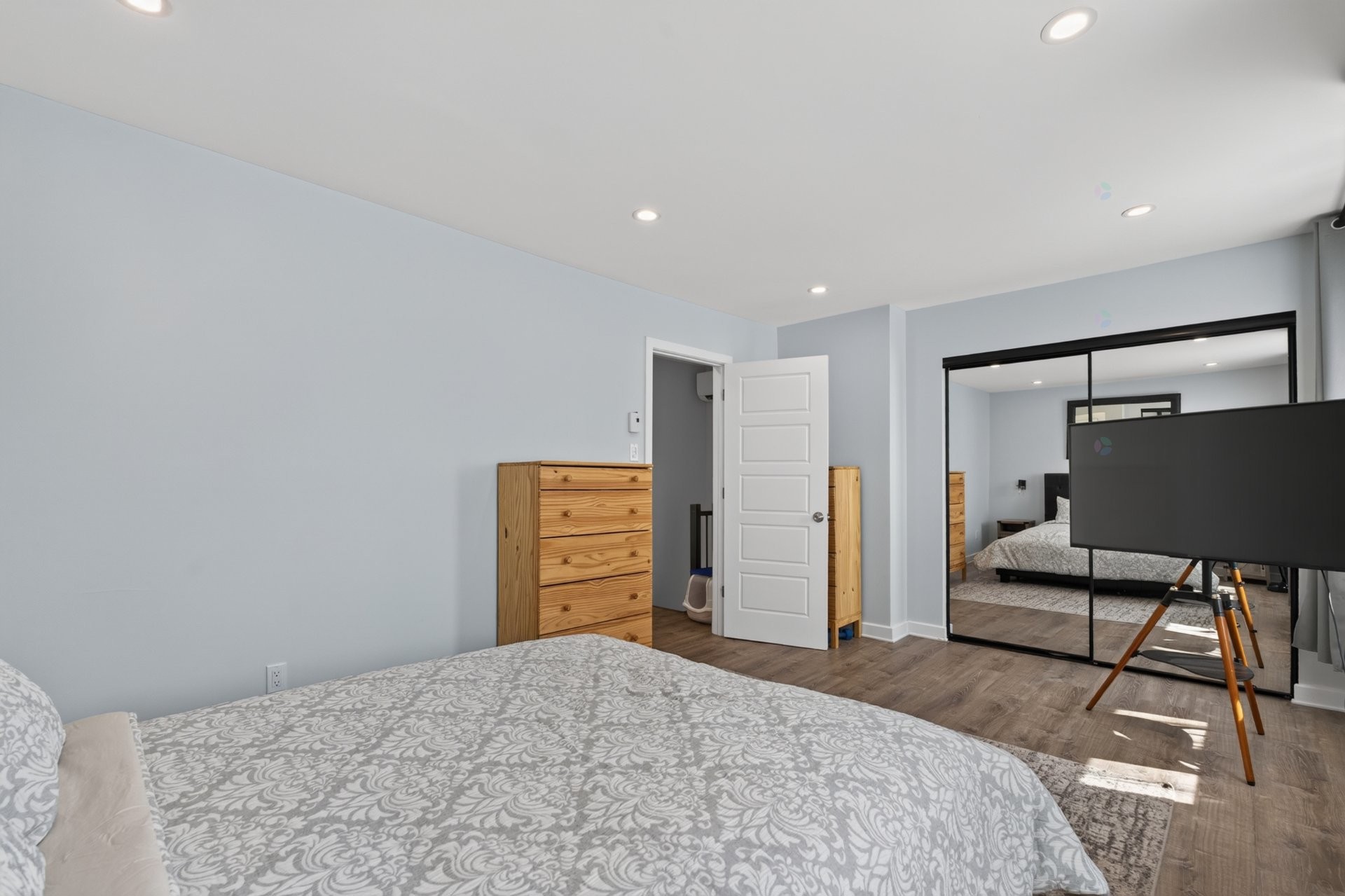 Master Bedroom - 5769 Boul. Marie-Victorin, Brossard, QC - Indoor Photo Showing Bedroom
