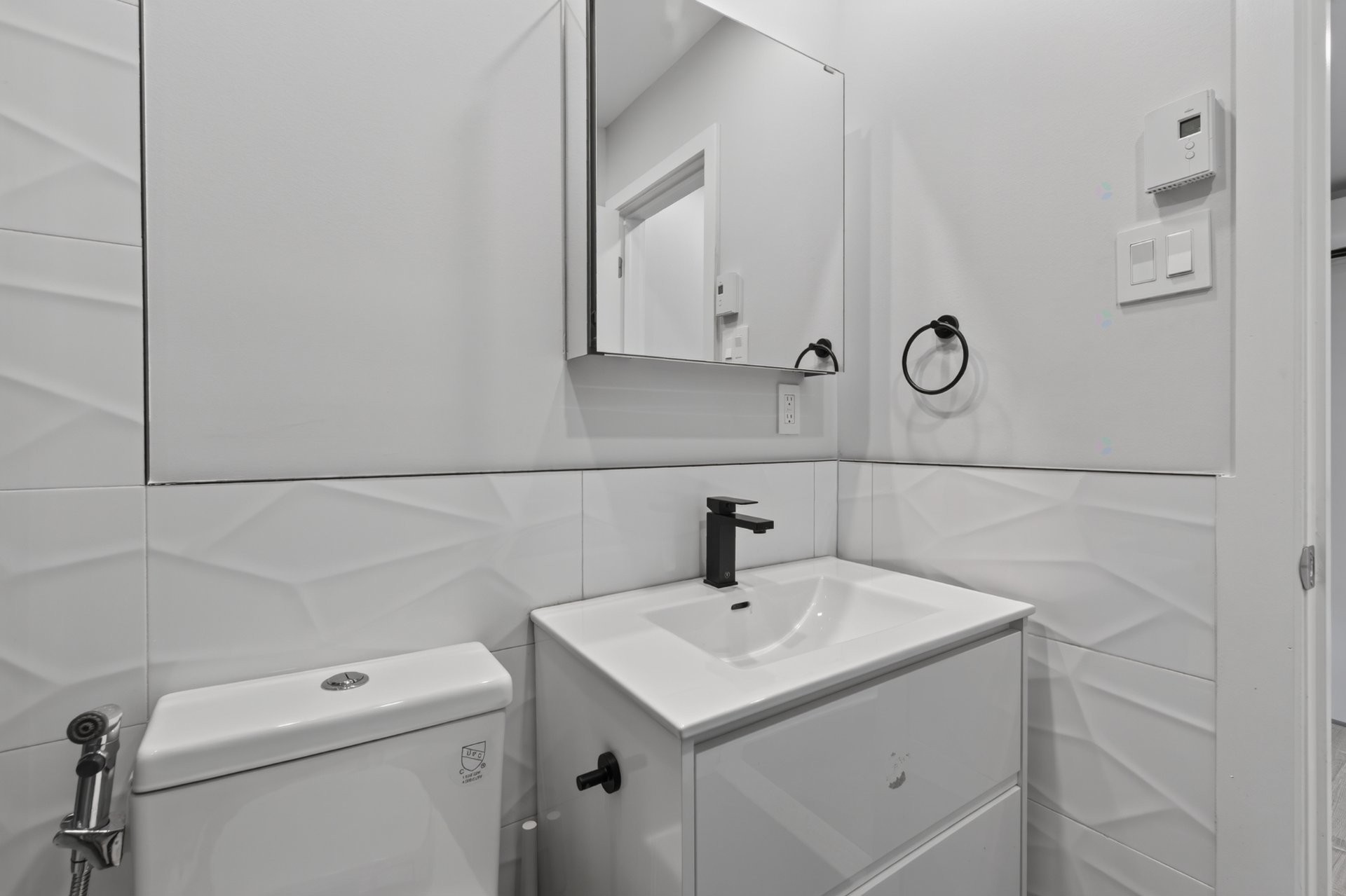 Bathroom - 5769 Boul. Marie-Victorin, Brossard, QC - Indoor Photo Showing Bathroom