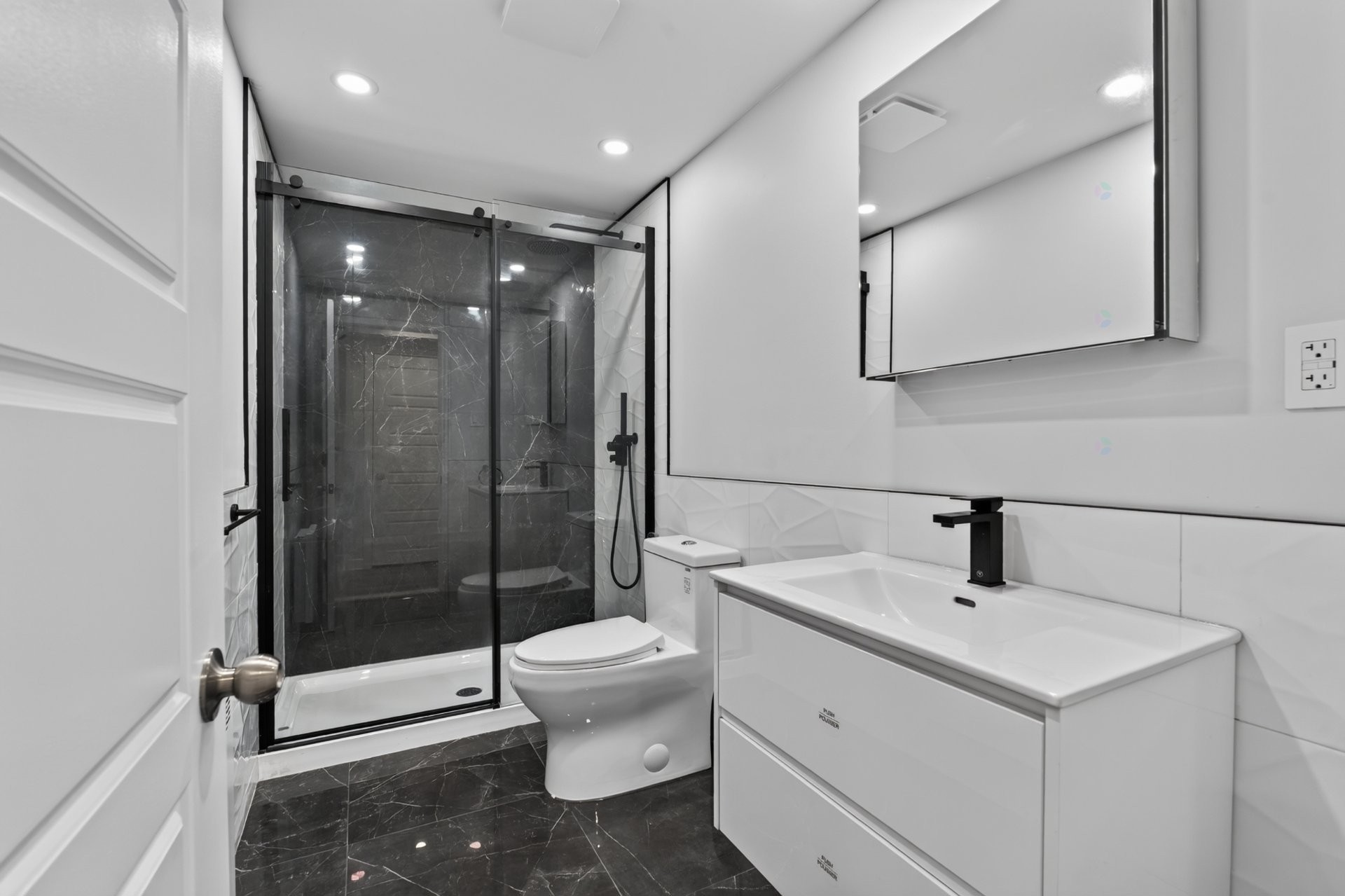 Bathroom - 5769 Boul. Marie-Victorin, Brossard, QC - Indoor Photo Showing Bathroom