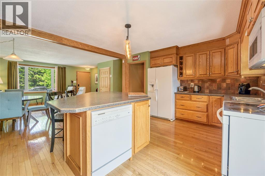 60 Royal Crescent, Sarnia, ON - Indoor Photo Showing Kitchen