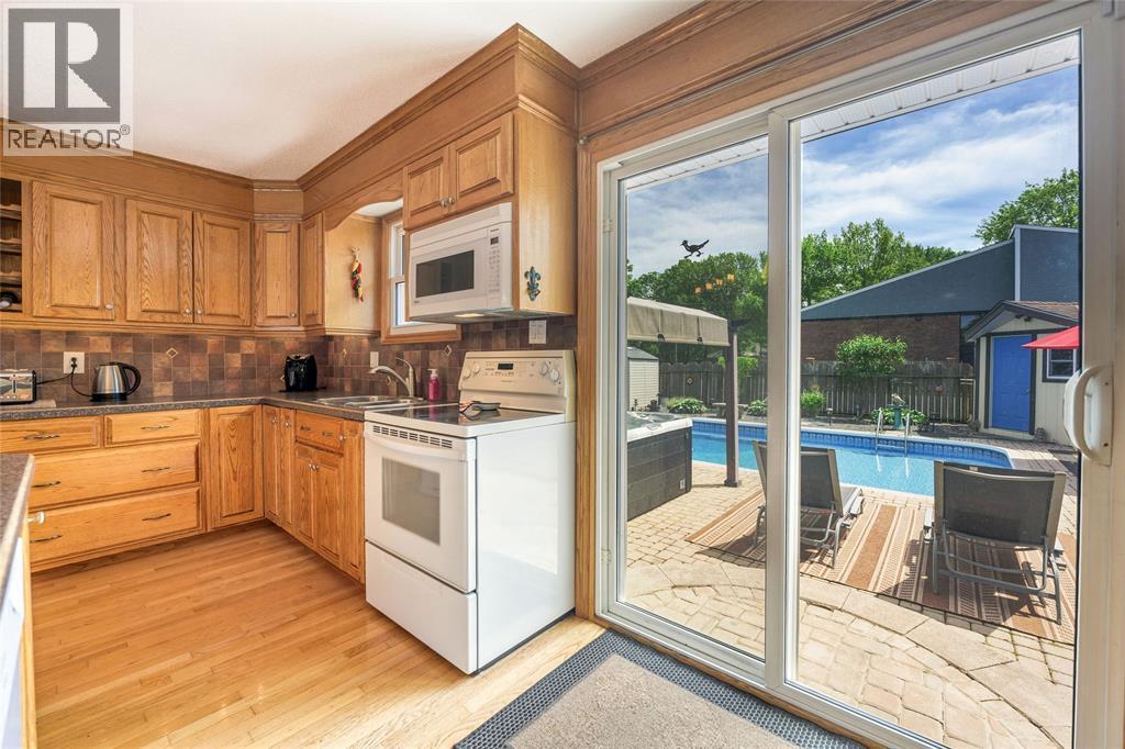 60 Royal Crescent, Sarnia, ON - Indoor Photo Showing Kitchen