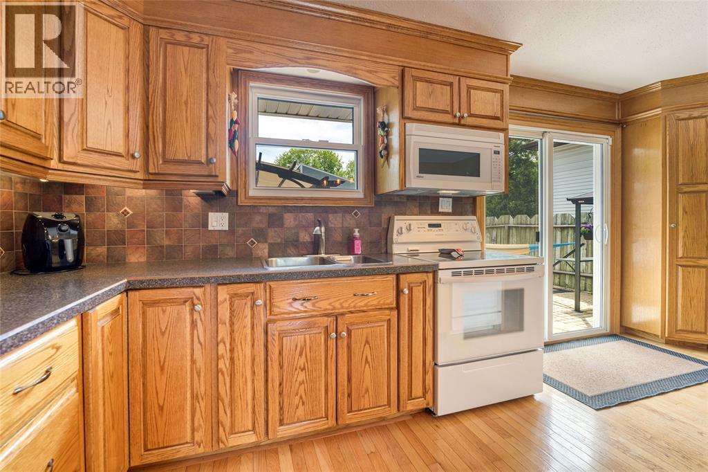 60 Royal Crescent, Sarnia, ON - Indoor Photo Showing Kitchen