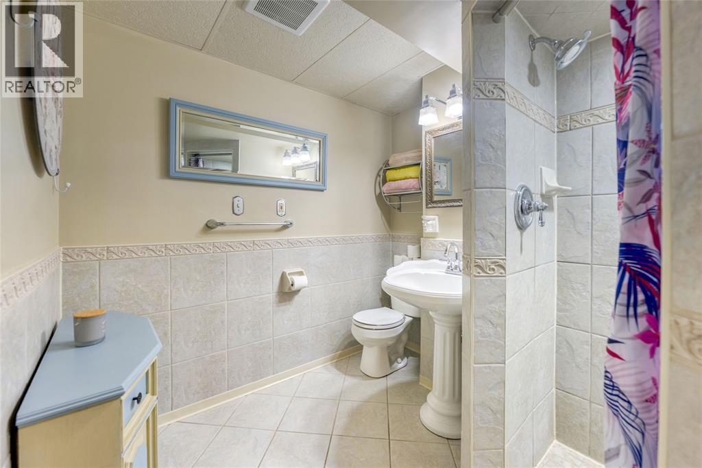 60 Royal Crescent, Sarnia, ON - Indoor Photo Showing Bathroom