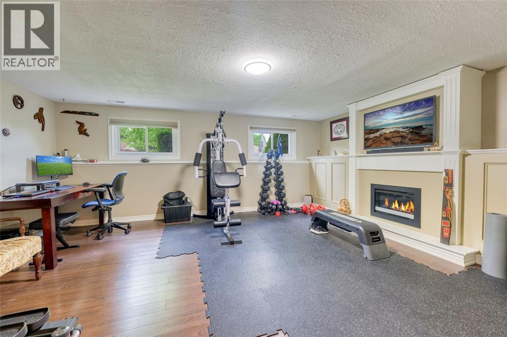 60 Royal Crescent, Sarnia, ON - Indoor Photo Showing Gym Room