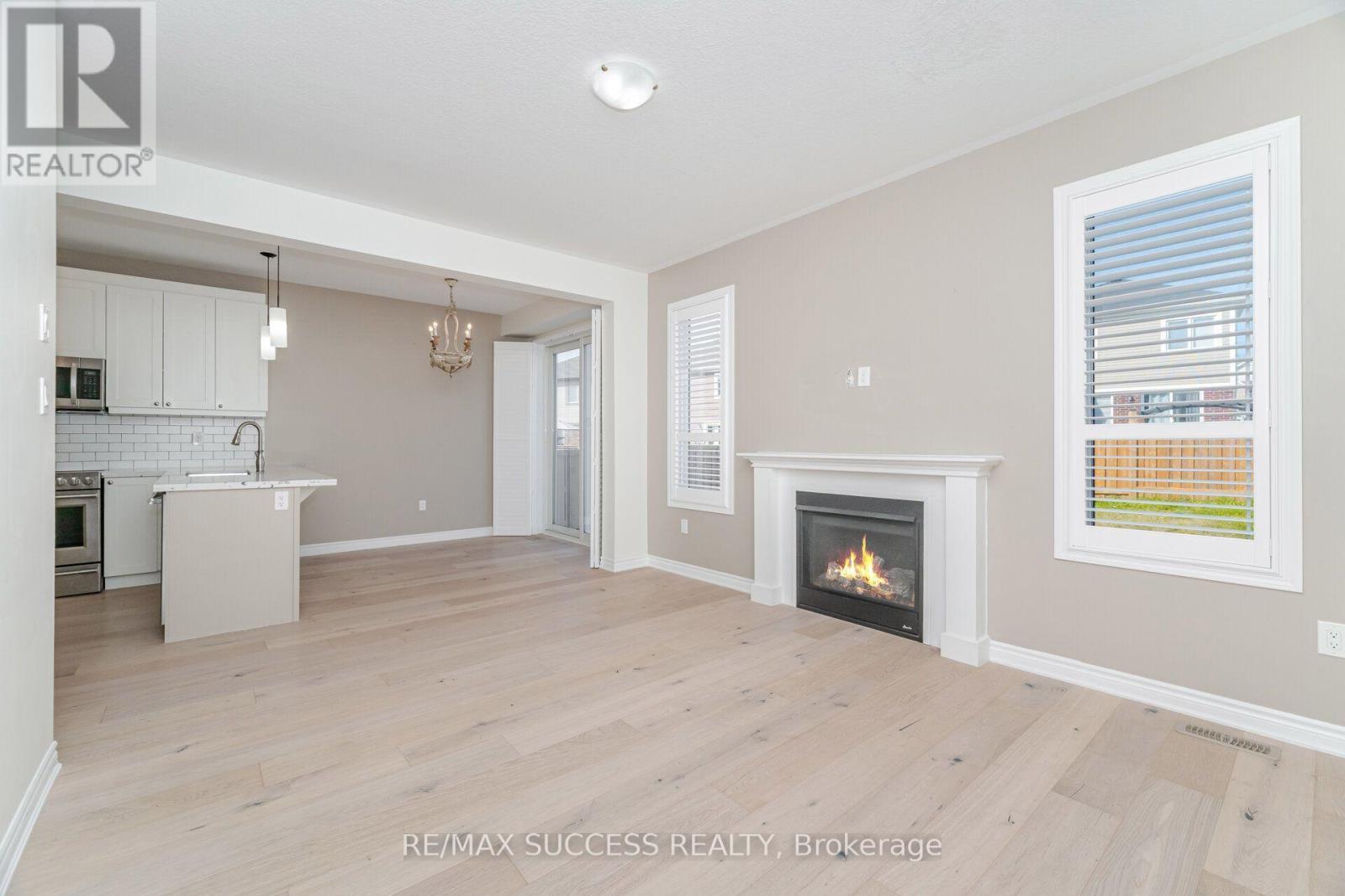 28 Pickett Place, Cambridge, ON - Indoor With Fireplace
