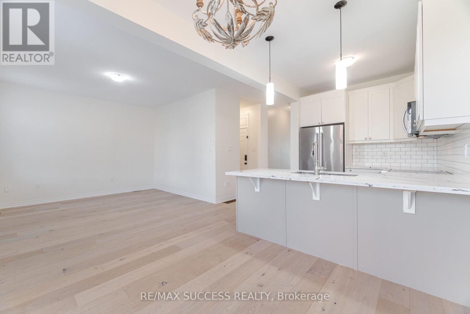 28 Pickett Place, Cambridge, ON - Indoor Photo Showing Kitchen With Upgraded Kitchen