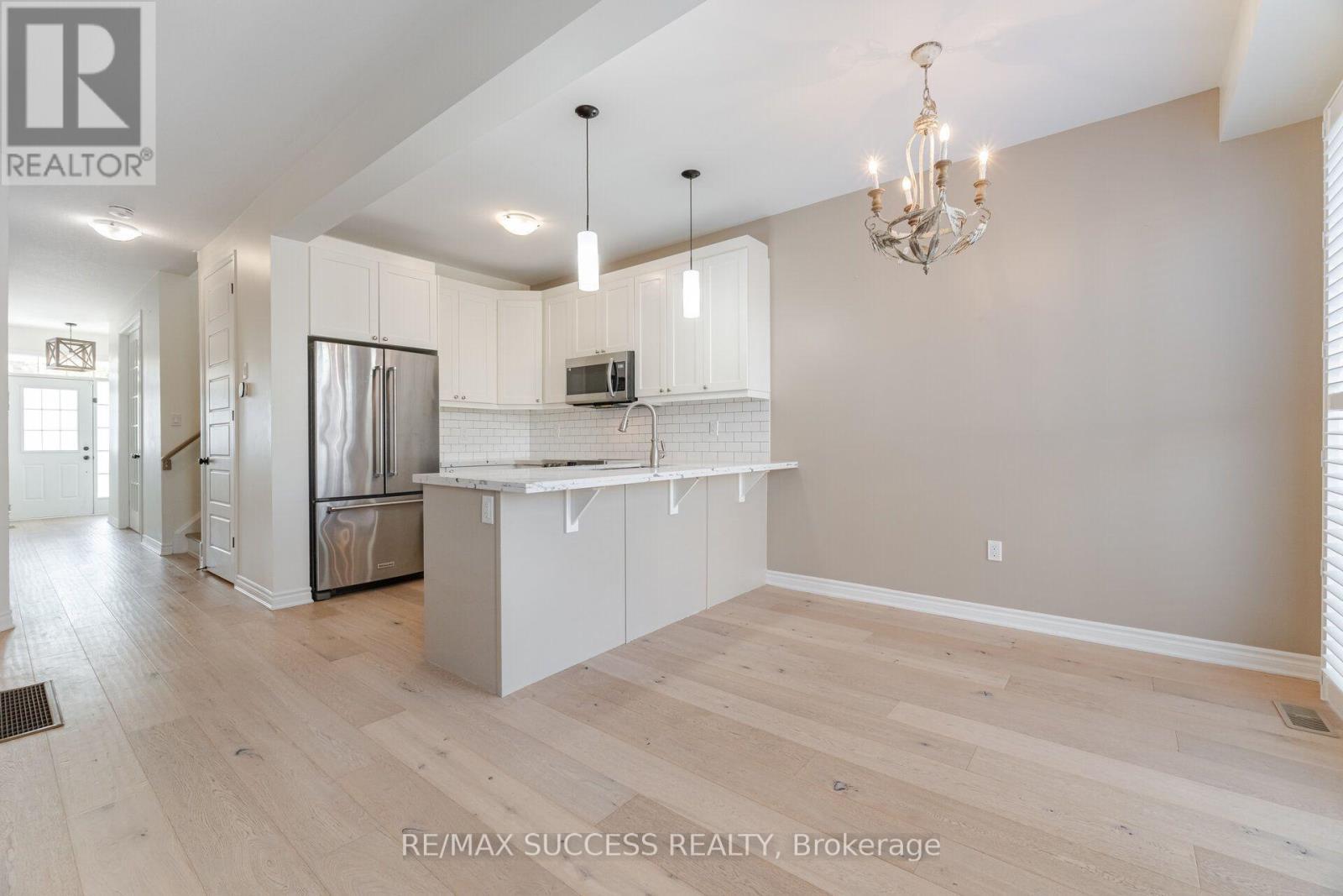 28 Pickett Place, Cambridge, ON - Indoor Photo Showing Kitchen With Upgraded Kitchen