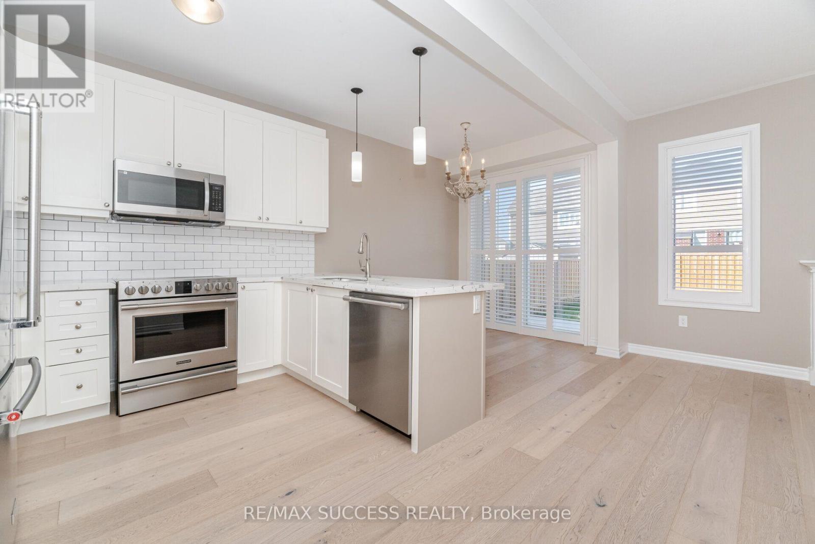 28 Pickett Place, Cambridge, ON - Indoor Photo Showing Kitchen With Stainless Steel Kitchen With Upgraded Kitchen