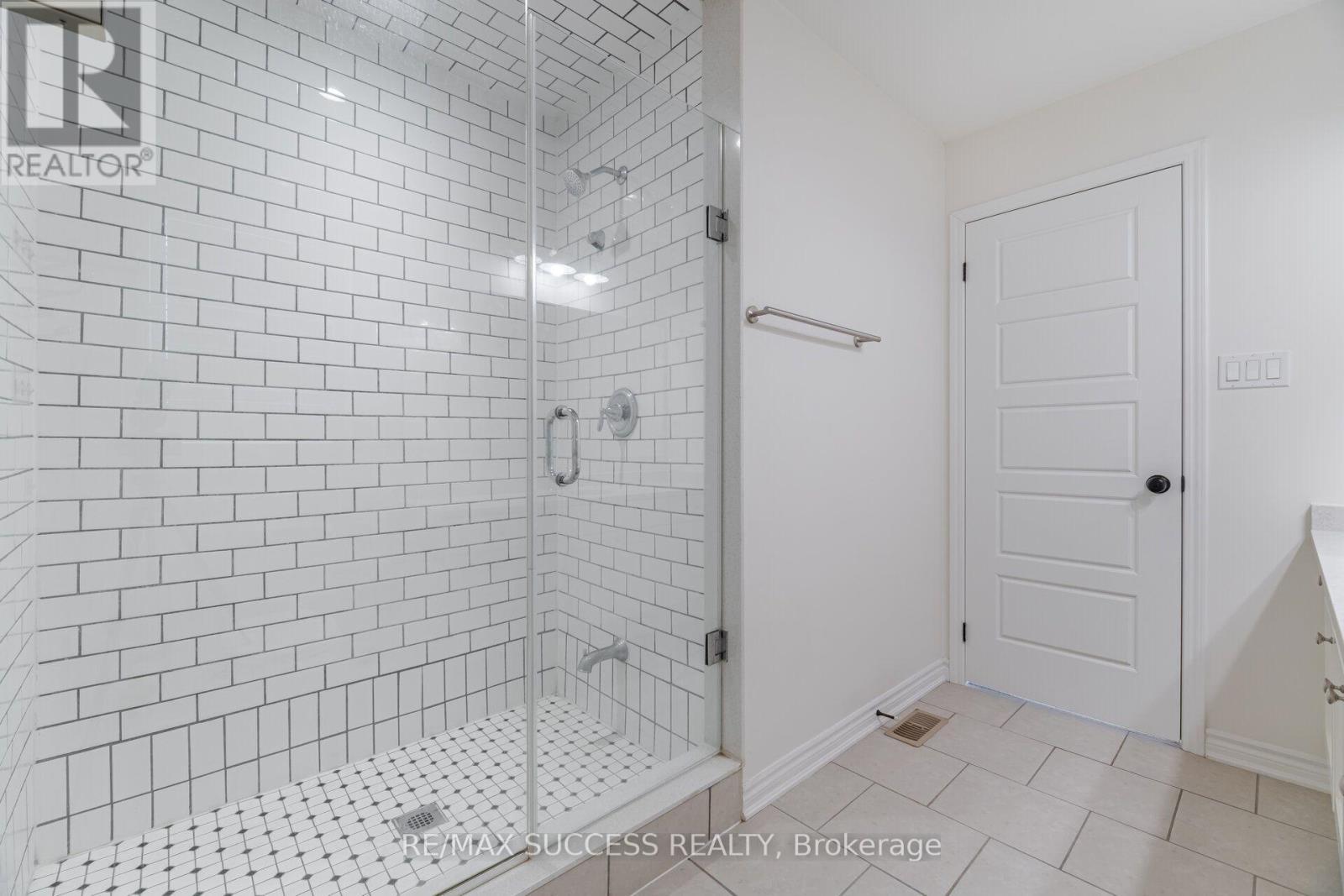 28 Pickett Place, Cambridge, ON - Indoor Photo Showing Bathroom