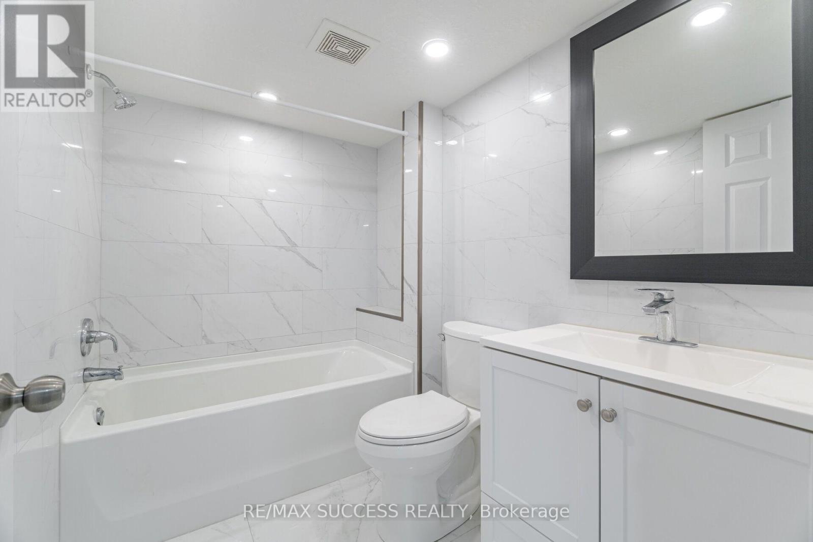28 Pickett Place, Cambridge, ON - Indoor Photo Showing Bathroom